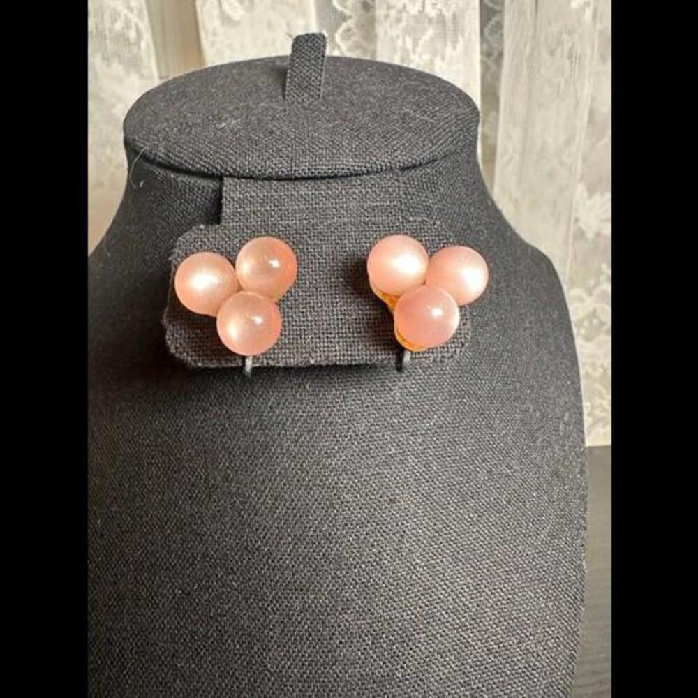 Vintage Pink Clip-On Earrings – Cluster Design, Elegant and Retro